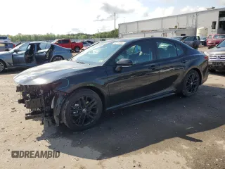 2025 Toyota Camry LE z VIN 4T1DAACK4SU567899, wystawiony jako Copart lot #58215955 z przebiegiem 3 655 mil mil oraz Szkoda całkowita • Salvage title. Historia ofert i sprzedaży dostępna na DreamBid. Obrazek 1.