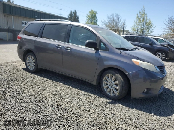 2011 Toyota Sienna XLE z VIN 5TDDK3DC2BS012927, wystawiony jako Copart lot #54073135 z przebiegiem 307 546 mil mil oraz Szkoda całkowita • Salvage title. Historia ofert i sprzedaży dostępna na DreamBid. Obrazek 4.