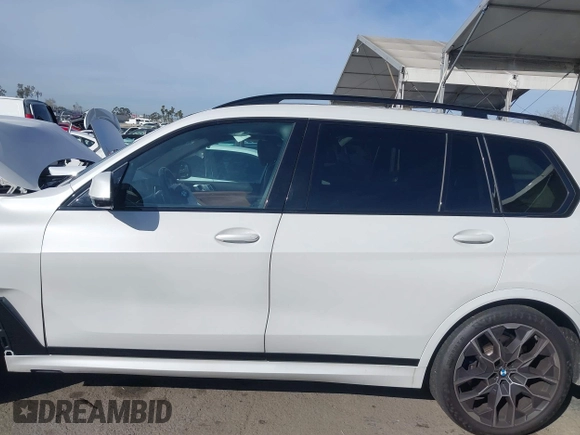 2024 BMW X7 xDrive40i z VIN 5UX23EM08R9U61655, wystawiony jako IAAI lot #41657934 z przebiegiem 12 810 mil mil oraz . Historia ofert i sprzedaży dostępna na DreamBid. Obrazek 14.