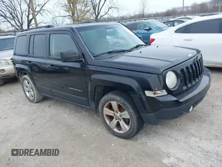 2013 Jeep Patriot Latitude with VIN 1C4NJPFB2DD233848, listed as a IAAI auction lot 41711832 with Not Provided miles. Bid and sale history available at carsss.com. Image 1.