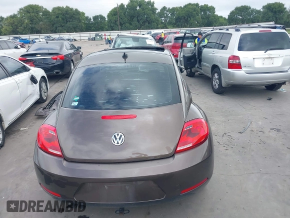 2013 Volkswagen Beetle 2.5L z VIN 3VWHX7AT0DM685648, wystawiony jako IAAI lot #42648849 z przebiegiem 118 187 mil mil oraz . Historia ofert i sprzedaży dostępna na DreamBid. Obrazek 17.