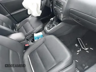 2014 Volkswagen Jetta SE z VIN 3VWD17AJ8EM326015, wystawiony jako IAAI lot #42027359 z przebiegiem 75 436 mil mil oraz . Historia ofert i sprzedaży dostępna na DreamBid. Obrazek 5.