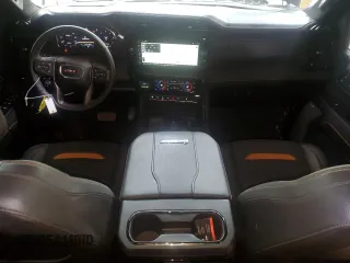 2025 GMC Sierra 2500HD AT4 z VIN 1GT4UPEY9SF116939, wystawiony jako Copart lot #55508755 z przebiegiem 13 602 mil mil oraz Szkoda całkowita • Salvage title. Historia ofert i sprzedaży dostępna na DreamBid. Obrazek 8.