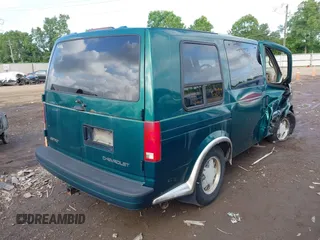 1999 Chevrolet Astro Cargo YF7 z VIN 1GBDM19W7XB184567, wystawiony jako IAAI lot #42422713 z przebiegiem 235 859 mil mil oraz . Historia ofert i sprzedaży dostępna na DreamBid. Obrazek 4.