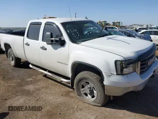 2009 GMC Sierra 2500HD z VIN 1GTHC43K49F104046, wystawiony jako IAAI lot #41802567 z przebiegiem 233 457 mil mil oraz . Historia ofert i sprzedaży dostępna na DreamBid. Obrazek 1.