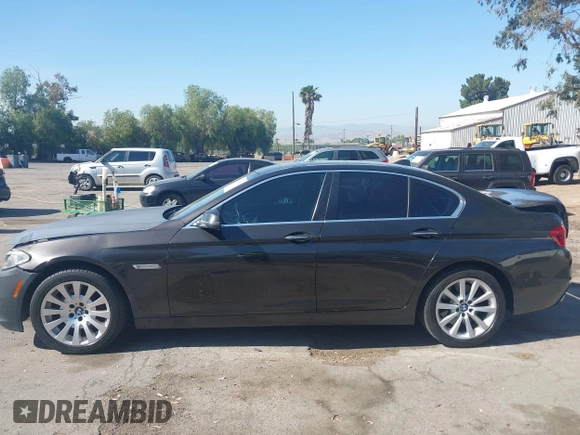 2015 BMW 5 Series 550i z VIN WBAKN9C53FD682327, wystawiony jako IAAI lot #42314810 z przebiegiem 131 794 mil mil oraz . Historia ofert i sprzedaży dostępna na DreamBid. Obrazek 14.