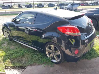 2013 Hyundai Veloster Turbo z VIN KMHTC6AE7DU124293, wystawiony jako IAAI lot #41924836 z przebiegiem 141 685 mil mil oraz . Historia ofert i sprzedaży dostępna na DreamBid. Obrazek 3.