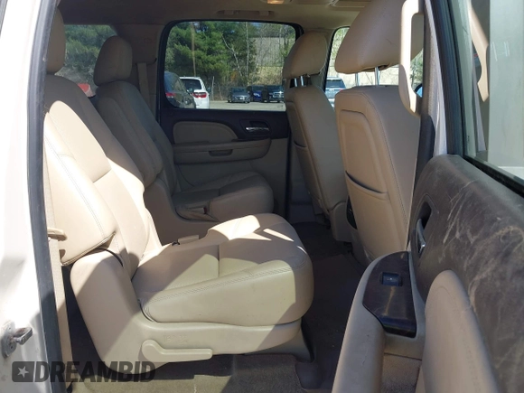 2013 GMC Yukon XL Denali with VIN 1GKS2MEF8DR121386, listed as a IAAI auction lot 42088855 with 174,677 mi miles. Bid and sale history available at carsss.com. Image 8.