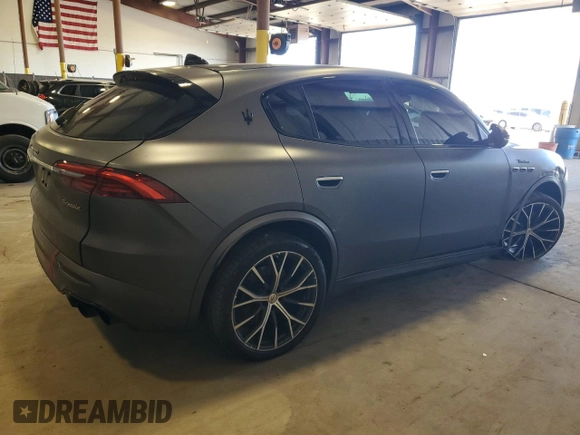 2023 Maserati Grecale Modena z VIN ZN682AVM3P7440115, wystawiony jako Copart lot #54240145 z przebiegiem Nie podano mil oraz Szkoda całkowita • Salvage title. Historia ofert i sprzedaży dostępna na DreamBid. Obrazek 3.