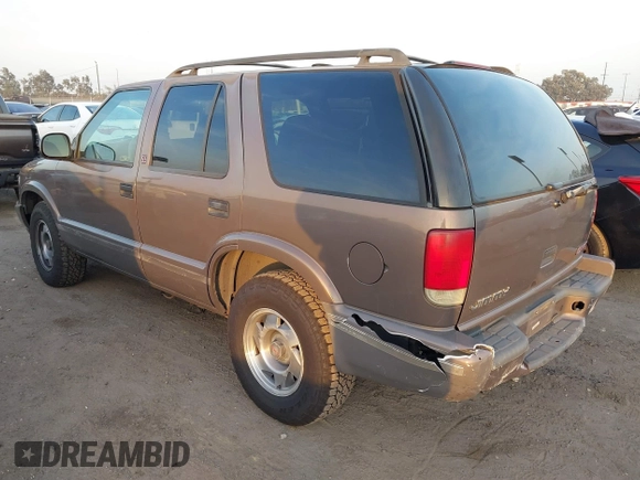 1998 GMC Jimmy SL with VIN 1GKCS13W1W2562133, listed as a IAAI auction lot 41159010 with 277,799 mi miles. Bid and sale history available at carsss.com. Image 3.