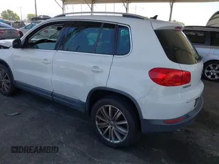 2013 Volkswagen Tiguan SE z VIN WVGAV7AX9DW514874, wystawiony jako IAAI lot #42686433 z przebiegiem 101 782 mil mil oraz . Historia ofert i sprzedaży dostępna na DreamBid. Obrazek 3.