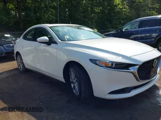 2022 Mazda 3 Carbon Edition z VIN 3MZBPACL0NM318573, wystawiony jako IAAI lot #42403393 z przebiegiem 8 762 mil mil oraz . Historia ofert i sprzedaży dostępna na DreamBid. Obrazek 1.