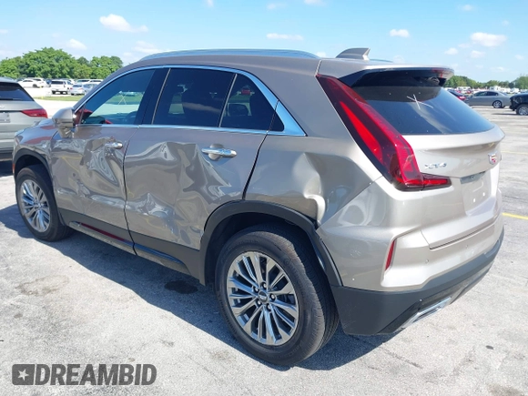 2025 Cadillac XT4 FWD Premium Luxury z VIN 1GYFZCR41SF152998, wystawiony jako IAAI lot #42318061 z przebiegiem 9521 mil mil oraz . Historia ofert i sprzedaży dostępna na DreamBid. Obrazek 3.