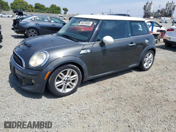 2011 MINI Hardtop S z VIN WMWSV3C50BTY11900, wystawiony jako Copart lot #58225085 z przebiegiem 145 168 mil mil oraz Tytuł czysty. Historia ofert i sprzedaży dostępna na DreamBid. Obrazek 1.