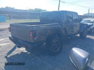 2021 Jeep Gladiator Rubicon z VIN 1C6JJTBG9ML592538, wystawiony jako IAAI lot #42206035 z przebiegiem 37 945 mil mil oraz . Historia ofert i sprzedaży dostępna na DreamBid. Obrazek 4.