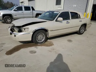 2002 Lincoln Town Car Cartier z VIN 1LNHM83W12Y622791, wystawiony jako Copart lot #43132885 z przebiegiem Nie podano mil oraz Szkody całkowita. Historia ofert i sprzedaży dostępna na DreamBid. Obrazek 1.