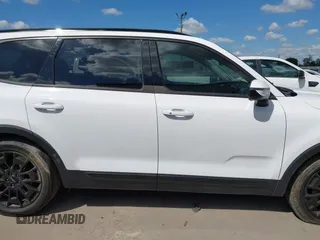2022 Kia Telluride EX z VIN 5XYP3DHC0NG267782, wystawiony jako IAAI lot #42230498 z przebiegiem 61 246 mil mil oraz . Historia ofert i sprzedaży dostępna na DreamBid. Obrazek 14.