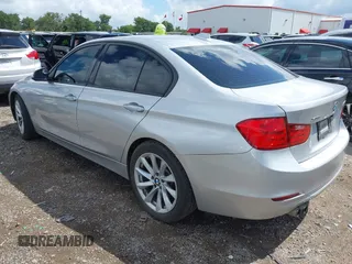 2013 BMW 3 Series 328i xDrive z VIN WBA3B3C55DF541335, wystawiony jako IAAI lot #42606280 z przebiegiem 102 339 mil mil oraz . Historia ofert i sprzedaży dostępna na DreamBid. Obrazek 3.