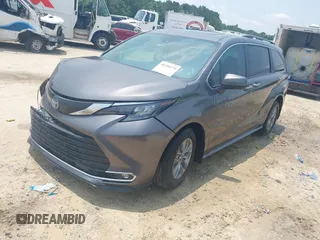 2024 Toyota Sienna XLE z VIN 5TDYRKEC4RS204737, wystawiony jako IAAI lot #40218275 z przebiegiem 336 mil mil oraz . Historia ofert i sprzedaży dostępna na DreamBid. Obrazek 2.