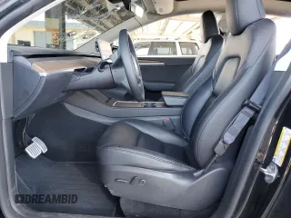 2024 Tesla Model Y Performance z VIN 7SAYGDEFXRF037934, wystawiony jako Copart lot #52126255 z przebiegiem 27 366 mil mil oraz Szkoda całkowita • Salvage title. Historia ofert i sprzedaży dostępna na DreamBid. Obrazek 7.
