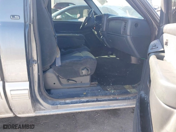 2000 Chevrolet Silverado 2500 with VIN 1GCGK24UXYE337355, listed as a IAAI auction lot 41631115 with NaN miles. Bid and sale history available at carsss.com. Image 5.