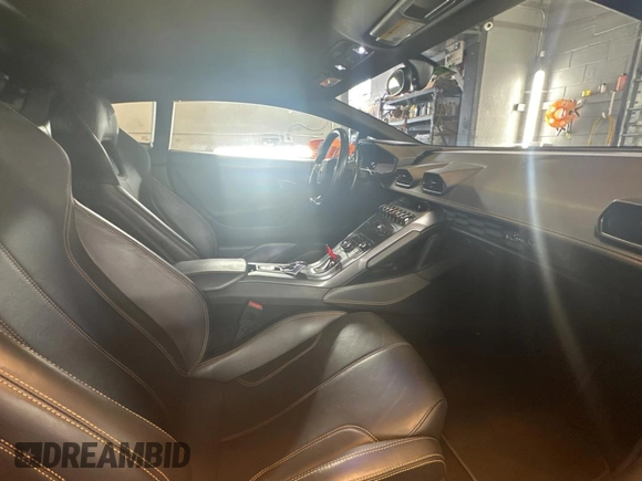 2016 Lamborghini Huracan z VIN ZHWUC2ZFXGLA04796, wystawiony jako Copart lot #45041295 z przebiegiem 23 094 mil mil oraz Czysty tytuł • Clean title. Historia ofert i sprzedaży dostępna na DreamBid. Obrazek 5.