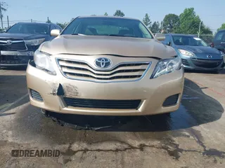 2010 Toyota Camry z VIN 4T1BF3EK2AU097534, wystawiony jako IAAI lot #42244746 z przebiegiem 145 736 mil mil oraz . Historia ofert i sprzedaży dostępna na DreamBid. Obrazek 6.
