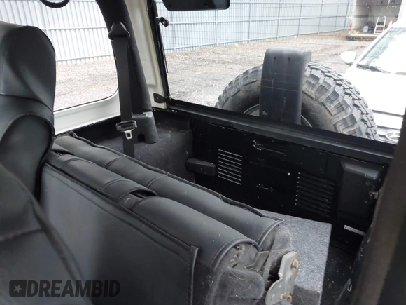 2006 Jeep Wrangler Rubicon z VIN 1J4FA69S76P749712, wystawiony jako IAAI lot #42240375 z przebiegiem 75 405 mil mil oraz . Historia ofert i sprzedaży dostępna na DreamBid. Obrazek 8.
