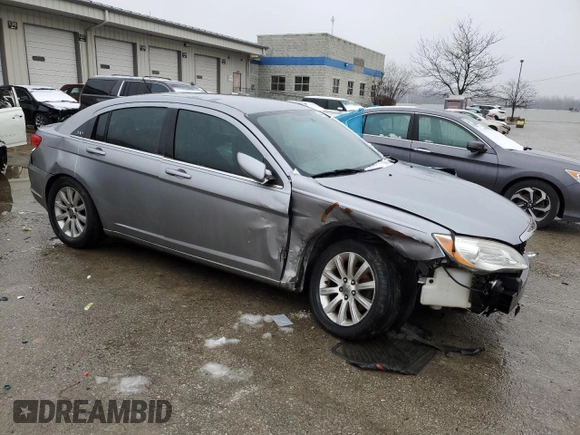 2013 Chrysler 200 Touring z VIN 1C3CCBBB2DN688904, wystawiony jako Copart lot #44463585 z przebiegiem 123 940 mil mil oraz Szkoda całkowita • Salvage title. Historia ofert i sprzedaży dostępna na DreamBid. Obrazek 4.