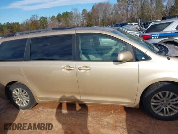 2011 Toyota Sienna XLE AAS with VIN 5TDYK3DCXBS117023, listed as a IAAI auction lot 41581785 with 216,341 mi miles. Bid and sale history available at carsss.com. Image 13.