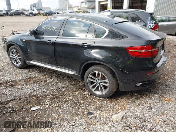 2013 BMW X6 xDrive50i z VIN 5UXFG8C56DL591241, wystawiony jako IAAI lot #42176792 z przebiegiem 142 973 mil mil oraz . Historia ofert i sprzedaży dostępna na DreamBid. Obrazek 3.