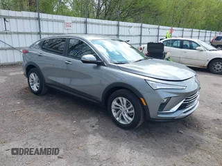 2025 Buick Envista Preferred с VIN KL47LAEP0SB105348, выставлен на аукционе IAAI как лот 42169601 с пробегом 7 075 миль миль и . История ставок и продаж доступна на DreamBid. Изображение 1.