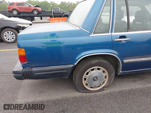 1987 Volvo 740 with VIN YV1FX8845H1175324, listed as a IAAI auction lot 42076862 with 371,211 mi miles. Bid and sale history available at carsss.com. Image 14.