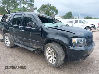 2007 Chevrolet Tahoe LS z VIN 1GNFC13C27R279400, wystawiony jako IAAI lot #39134497 z przebiegiem 205 338 mil mil oraz . Historia ofert i sprzedaży dostępna na DreamBid. Obrazek 1.