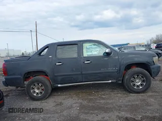 2007 Chevrolet Avalanche LTZ z VIN 3GNFK12357G286474, wystawiony jako IAAI lot #42110263 z przebiegiem 282 901 mil mil oraz . Historia ofert i sprzedaży dostępna na DreamBid. Obrazek 13.