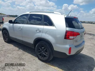 2014 Kia Sorento LX z VIN 5XYKT4A76EG502421, wystawiony jako IAAI lot #42176516 z przebiegiem 192 354 mil mil oraz . Historia ofert i sprzedaży dostępna na DreamBid. Obrazek 3.