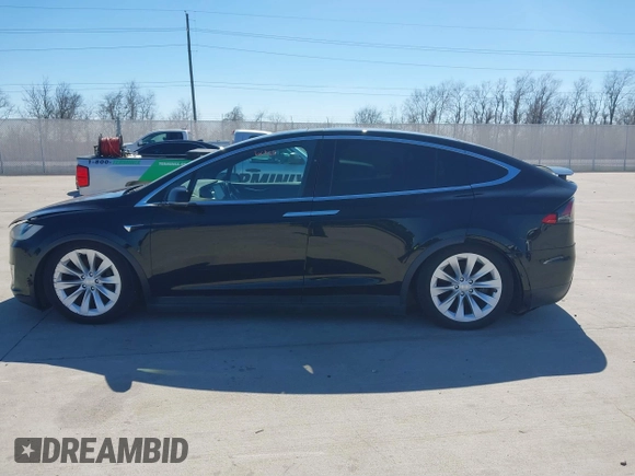 2017 Tesla Model X 90D z VIN 5YJXCAE28HF059140, wystawiony jako IAAI lot #41648518 z przebiegiem Nie podano mil oraz . Historia ofert i sprzedaży dostępna na DreamBid. Obrazek 13.
