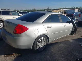 2009 Pontiac G6 w/1SA *Ltd Avail* with VIN 1G2ZG57B594156522, listed as a IAAI auction lot 40931964 with 197,196 mi miles. Bid and sale history available at carsss.com. Image 4.