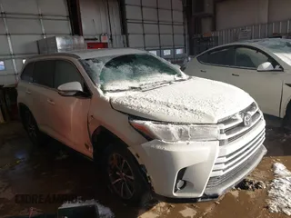 2019 Toyota Highlander SE z VIN 5TDJZRFH5KS572144, wystawiony jako IAAI lot #41335858 z przebiegiem 22 692 mil mil oraz . Historia ofert i sprzedaży dostępna na DreamBid. Obrazek 1.