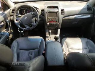 2013 Kia Sorento EX с VIN 5XYKU4A62DG373984, выставлен на аукционе Copart как лот 60425795 с пробегом 180 007 миль миль и Списание • Salvage title. История ставок и продаж доступна на DreamBid. Изображение 8.