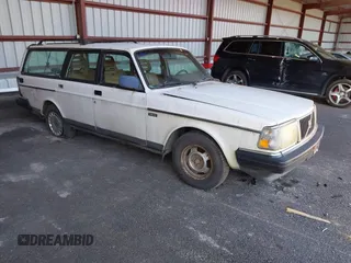 1993 Volvo 240 с VIN YV1AW8805P1954635, выставлен на аукционе IAAI как лот 42135518 с пробегом 172 621 миль миль и . История ставок и продаж доступна на DreamBid. Изображение 1.