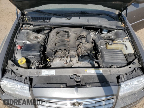 2008 Chrysler 300 Touring z VIN 2C3KA53G48H105566, wystawiony jako Copart lot #56949195 z przebiegiem 89 630 mil mil oraz Szkoda całkowita • Salvage title. Historia ofert i sprzedaży dostępna na DreamBid. Obrazek 11.