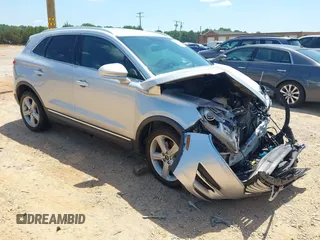 2017 Lincoln MKC Premiere z VIN 5LMCJ1C92HUL68736, wystawiony jako IAAI lot #42223915 z przebiegiem 114 715 mil mil oraz . Historia ofert i sprzedaży dostępna na DreamBid. Obrazek 1.