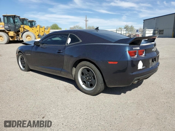 2013 Chevrolet Camaro LS z VIN 2G1FA1E37D9166438, wystawiony jako Copart lot #54959315 z przebiegiem 140 248 mil mil oraz Szkoda całkowita • Salvage title. Historia ofert i sprzedaży dostępna na DreamBid. Obrazek 2.