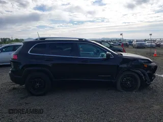 2019 Jeep Cherokee Latitude Plus z VIN 1C4PJMLXXKD478076, wystawiony jako IAAI lot #42184625 z przebiegiem 72 364 mil mil oraz . Historia ofert i sprzedaży dostępna na DreamBid. Obrazek 13.