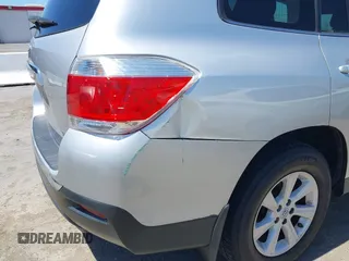 2012 Toyota Highlander z VIN 5TDZK3EH9CS053511, wystawiony jako IAAI lot #42188902 z przebiegiem 300 644 mil mil oraz . Historia ofert i sprzedaży dostępna na DreamBid. Obrazek 6.