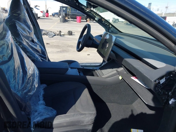 2024 Tesla Model 3 z VIN 5YJ3E1EA2RF867095, wystawiony jako IAAI lot #41550546 z przebiegiem 3 mil mil oraz . Historia ofert i sprzedaży dostępna na DreamBid. Obrazek 5.