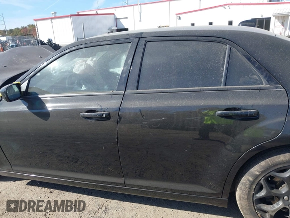 2016 Chrysler 300 S z VIN 2C3CCAGG1GH152537, wystawiony jako IAAI lot #37898509 z przebiegiem Nie podano mil oraz . Historia ofert i sprzedaży dostępna na DreamBid. Obrazek 14.