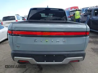 2023 Rivian R1T Adventure z VIN 7FCTGBAA9PN027894, wystawiony jako IAAI lot #42061339 z przebiegiem 5047 mil mil oraz . Historia ofert i sprzedaży dostępna na DreamBid. Obrazek 16.