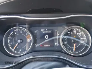 2019 Jeep Cherokee Latitude z VIN 1C4PJLCB6KD171468, wystawiony jako IAAI lot #41979097 z przebiegiem 101 991 mil mil oraz . Historia ofert i sprzedaży dostępna na DreamBid. Obrazek 7.